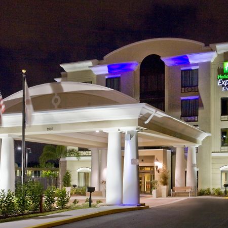 Holiday Inn Express Hotel & Suites Tampa-Usf-Busch Gardens By Ihg Exterior foto