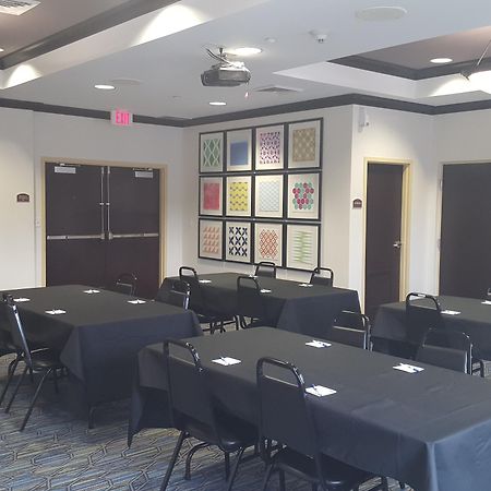Holiday Inn Express Hotel & Suites Tampa-Usf-Busch Gardens By Ihg Exterior foto