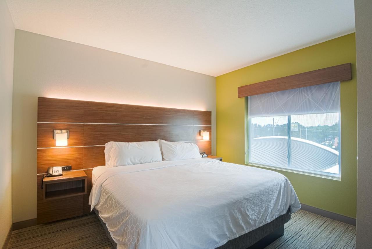 Holiday Inn Express Hotel & Suites Tampa-Usf-Busch Gardens By Ihg Exterior foto