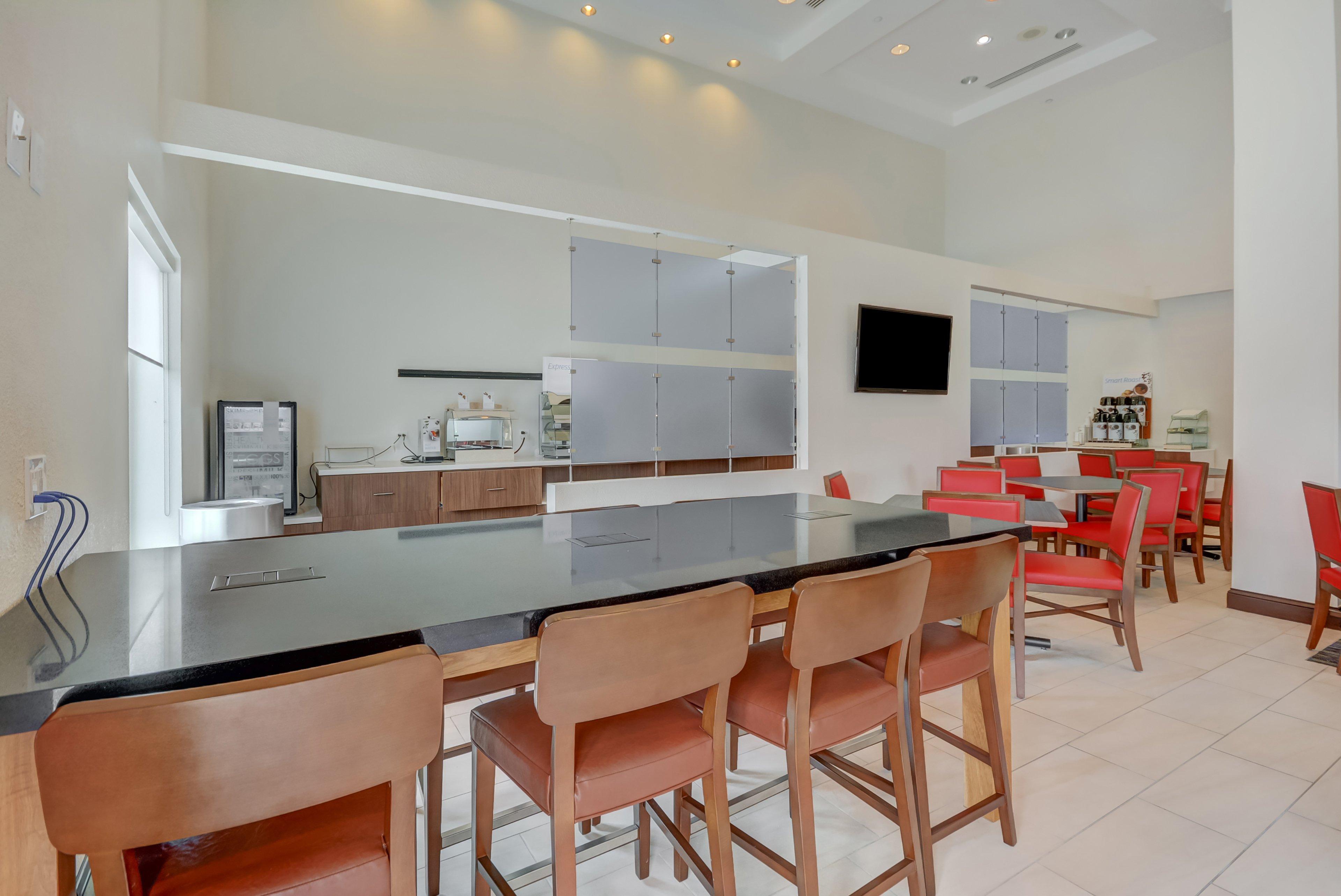 Holiday Inn Express Hotel & Suites Tampa-Usf-Busch Gardens By Ihg Exterior foto