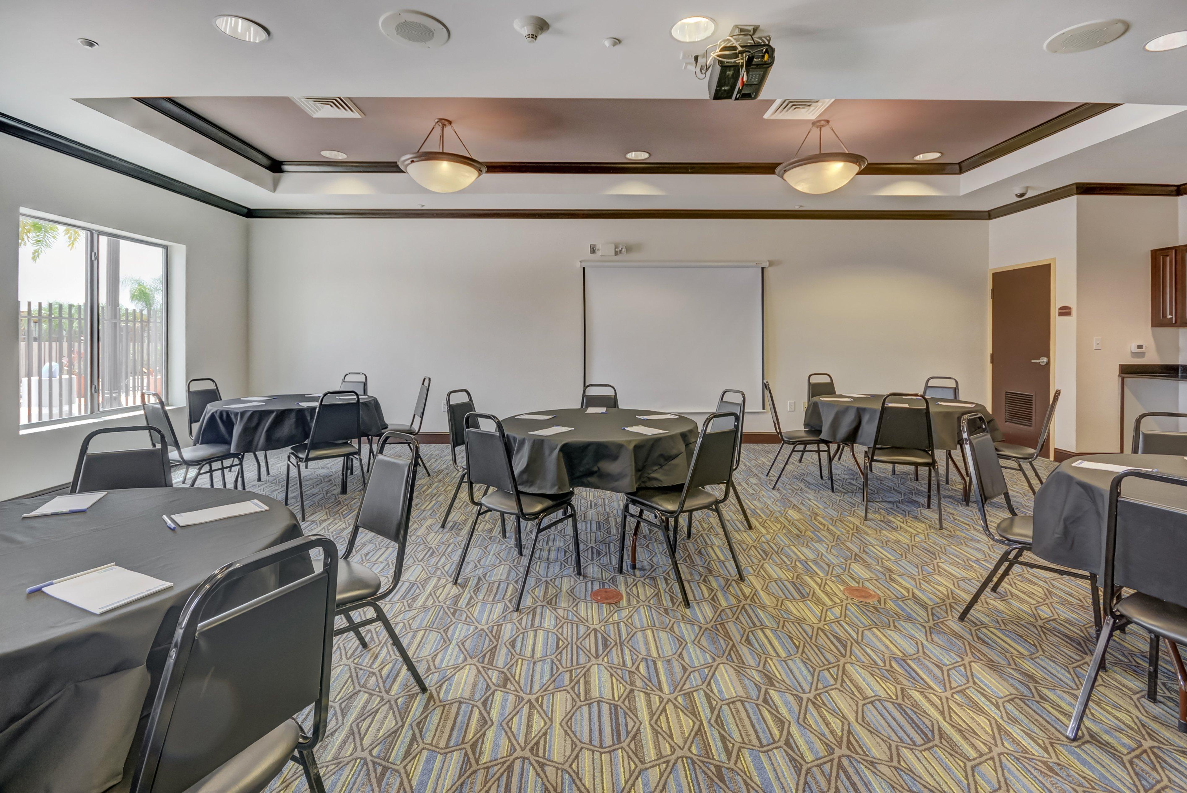 Holiday Inn Express Hotel & Suites Tampa-Usf-Busch Gardens By Ihg Exterior foto
