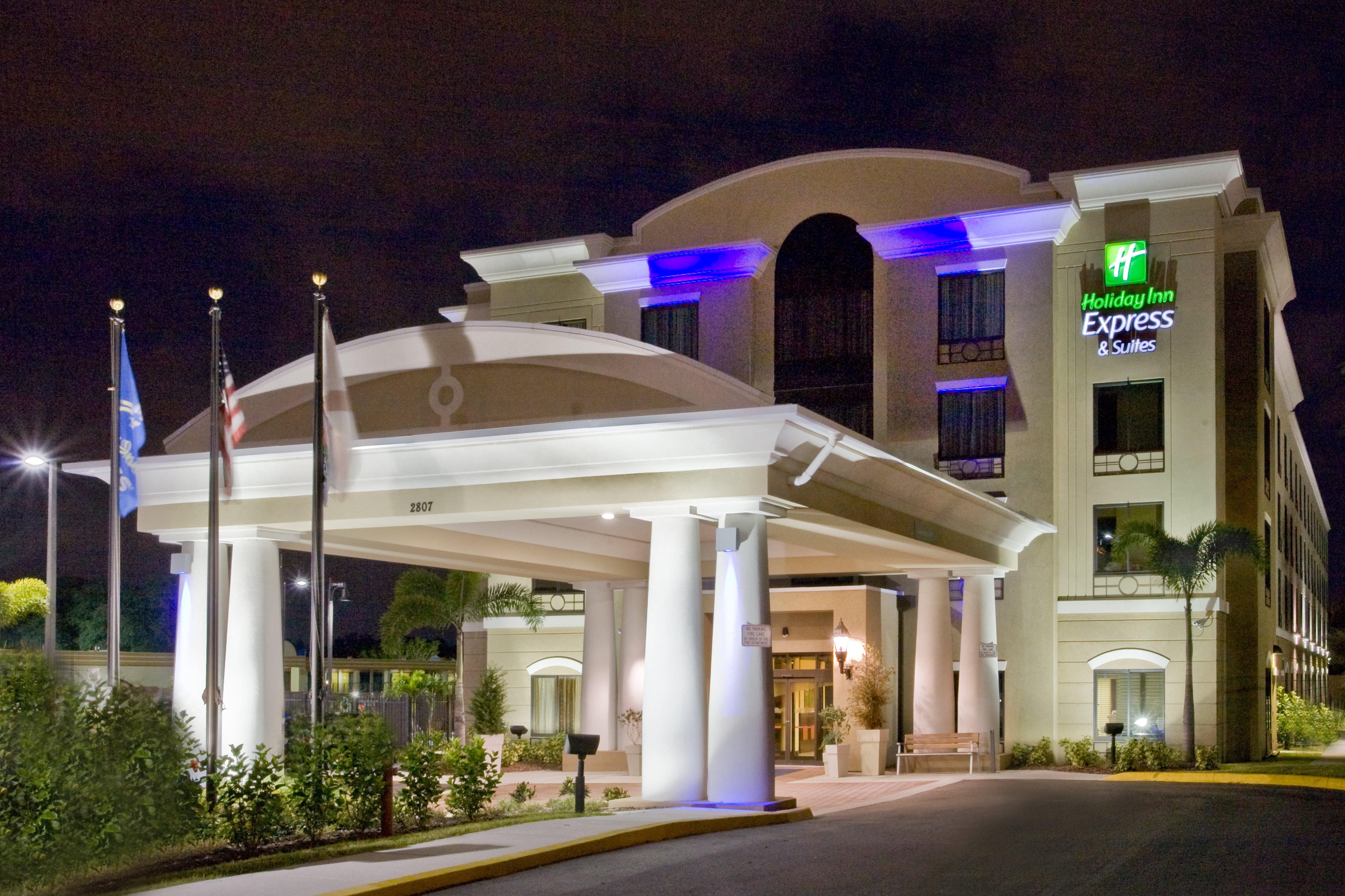Holiday Inn Express Hotel & Suites Tampa-Usf-Busch Gardens By Ihg Exterior foto