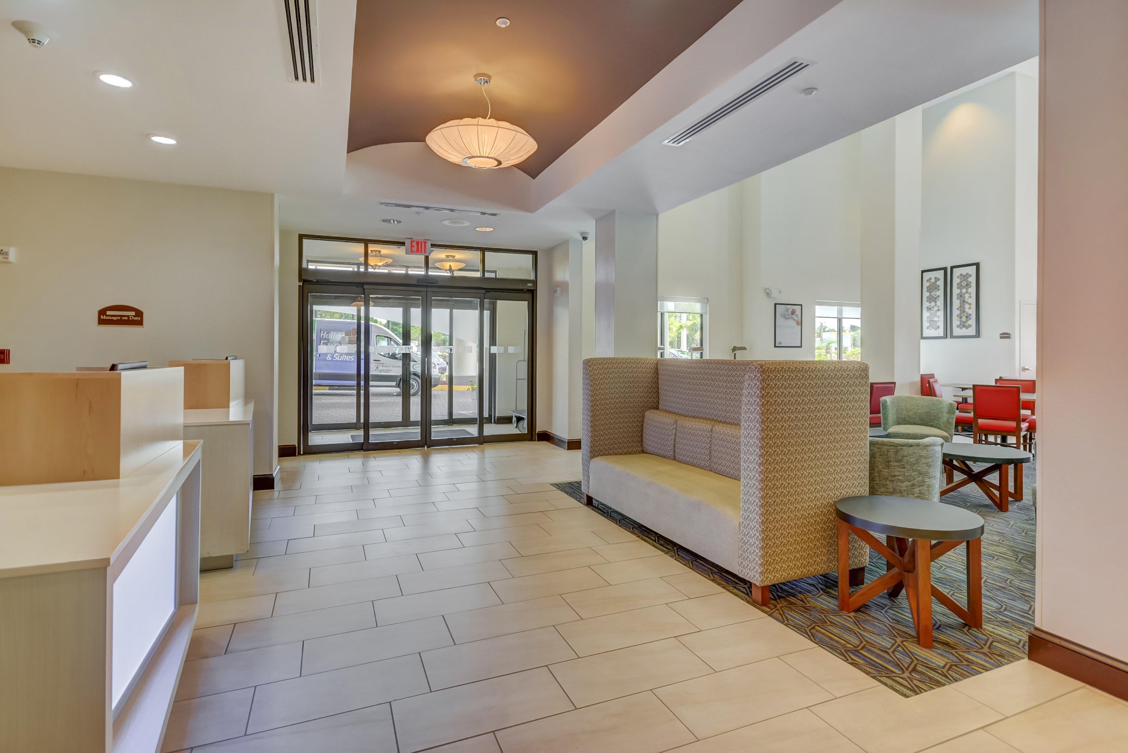 Holiday Inn Express Hotel & Suites Tampa-Usf-Busch Gardens By Ihg Exterior foto