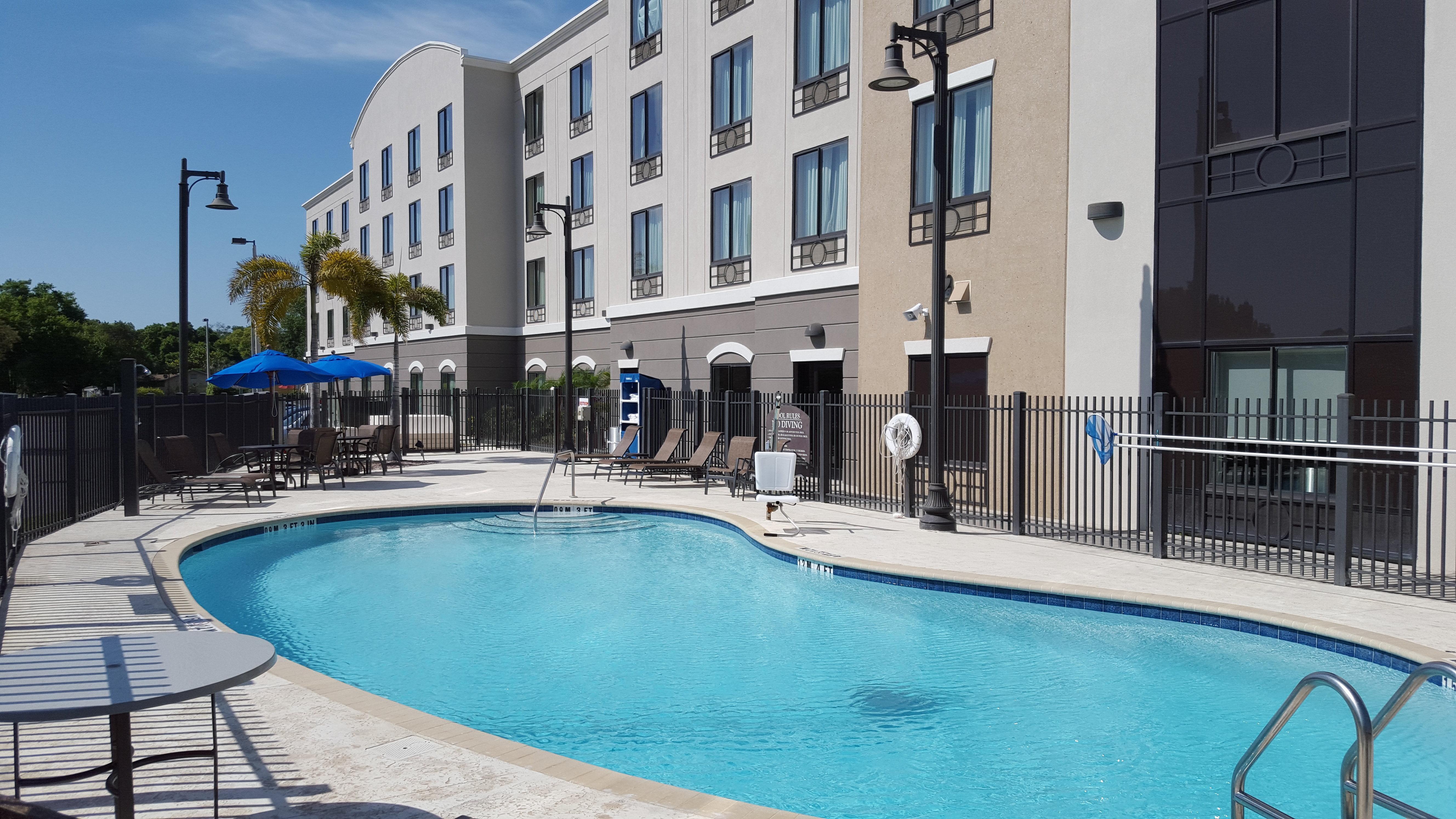 Holiday Inn Express Hotel & Suites Tampa-Usf-Busch Gardens By Ihg Exterior foto