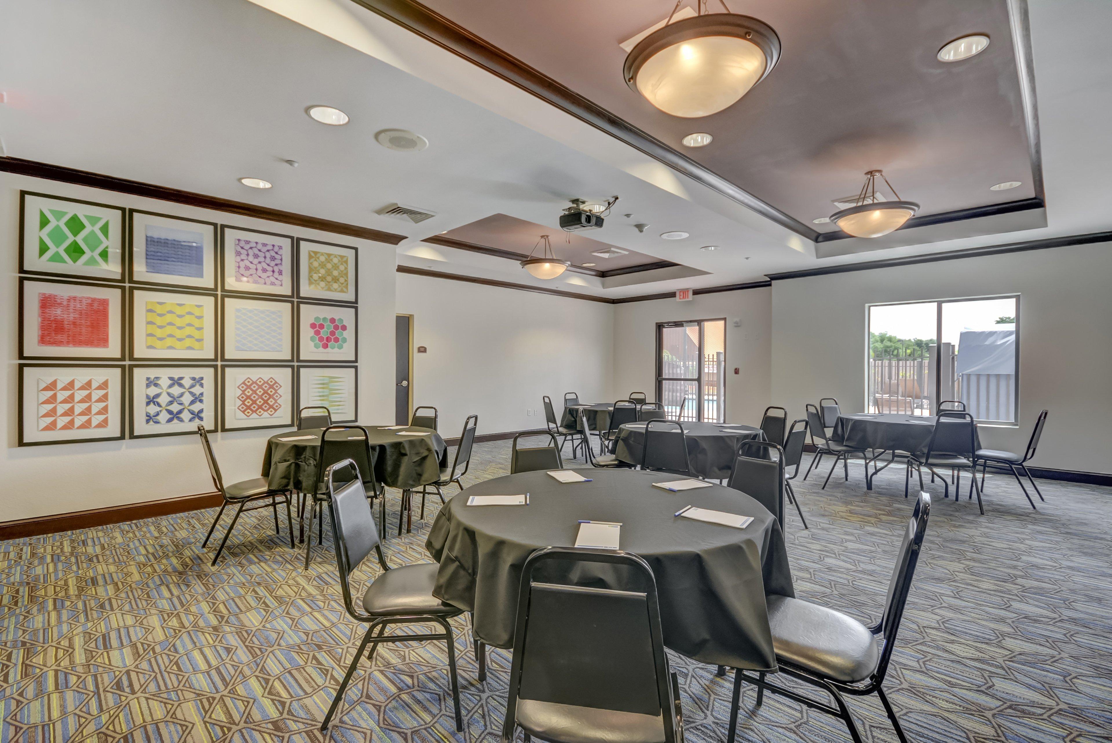 Holiday Inn Express Hotel & Suites Tampa-Usf-Busch Gardens By Ihg Exterior foto