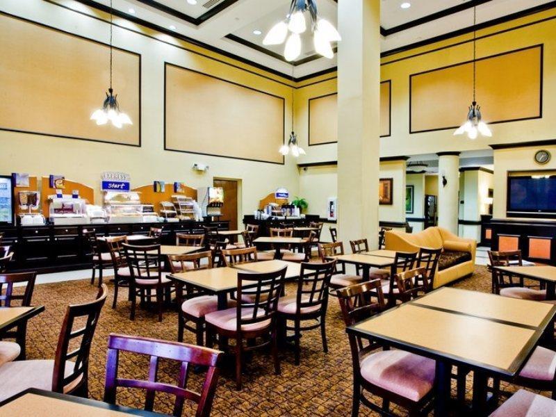 Holiday Inn Express Hotel & Suites Tampa-Usf-Busch Gardens By Ihg Exterior foto