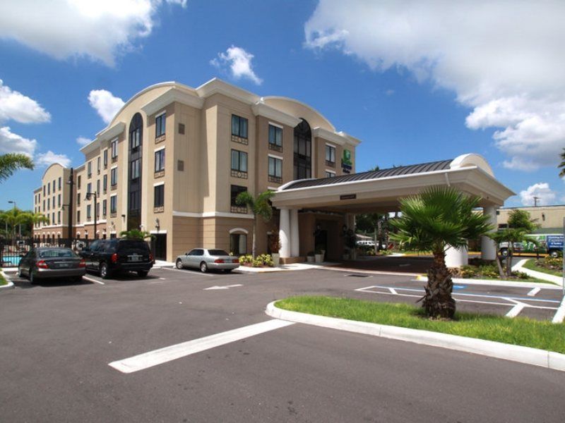 Holiday Inn Express Hotel & Suites Tampa-Usf-Busch Gardens By Ihg Exterior foto