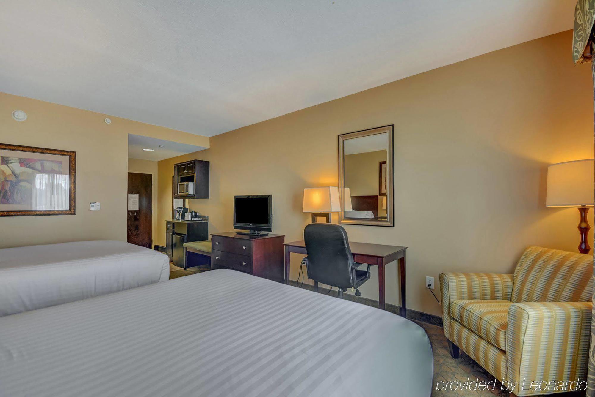 Holiday Inn Express Hotel & Suites Tampa-Usf-Busch Gardens By Ihg Exterior foto