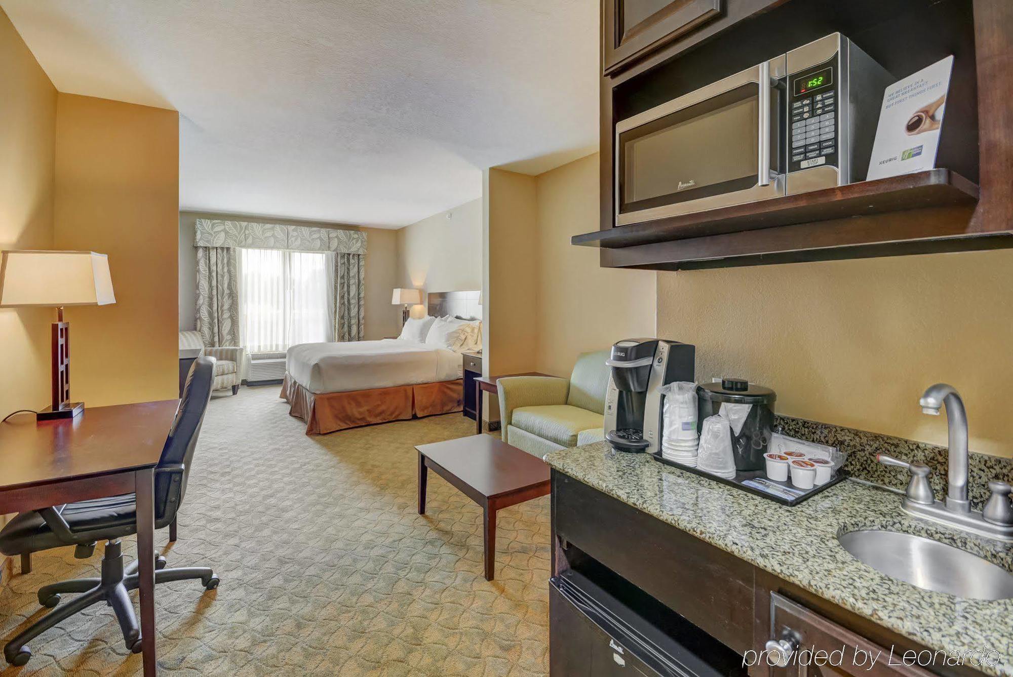 Holiday Inn Express Hotel & Suites Tampa-Usf-Busch Gardens By Ihg Exterior foto